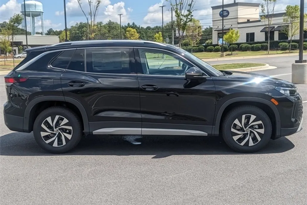 2025 Volkswagen Tiguan S photo 1