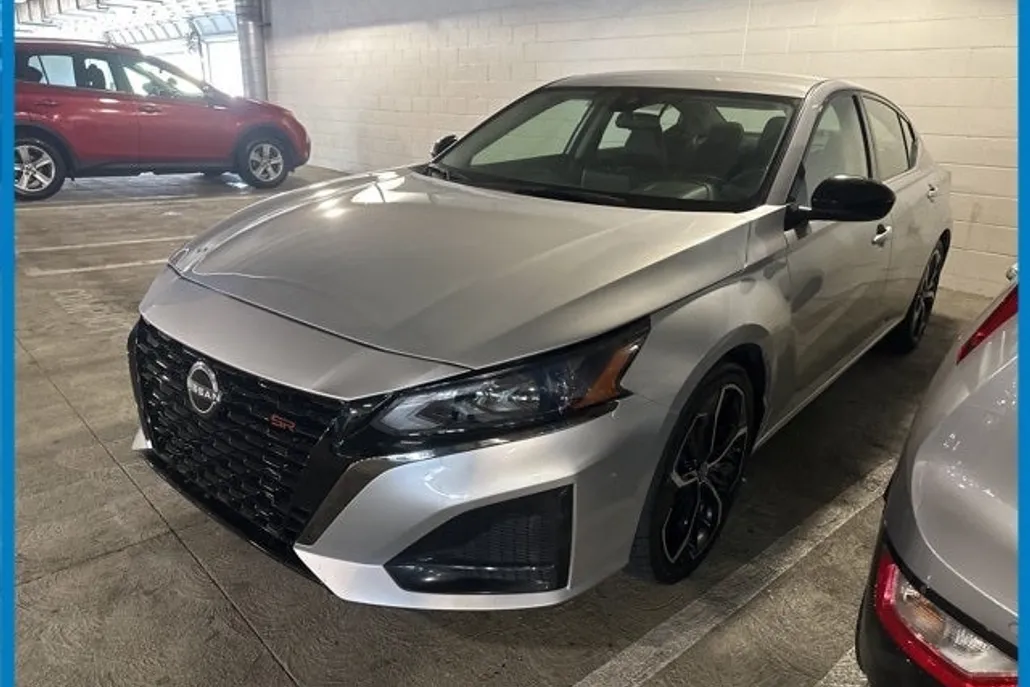 2023 Nissan Altima 2.5 SR photo 1