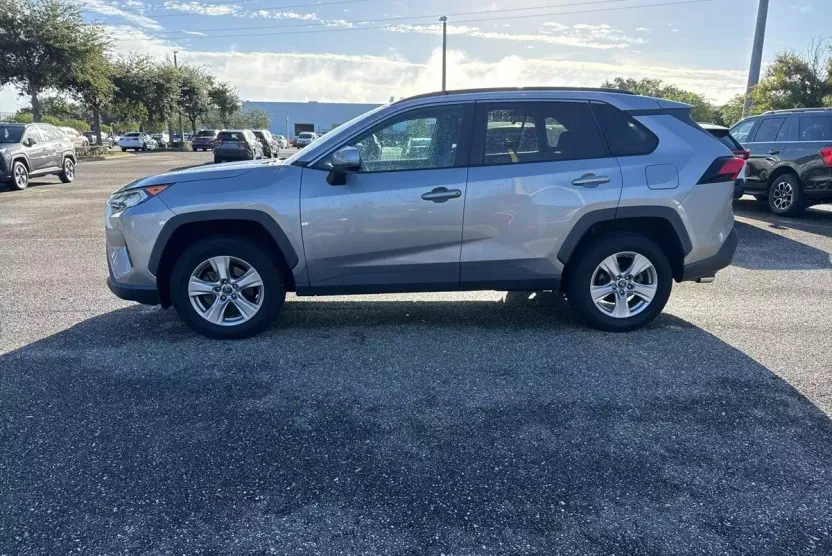 2019 Toyota RAV4 Premium XLE photo 1