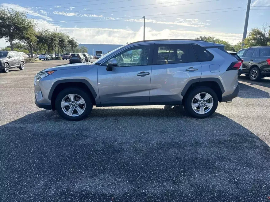 2019 Toyota RAV4 Premium XLE photo 1