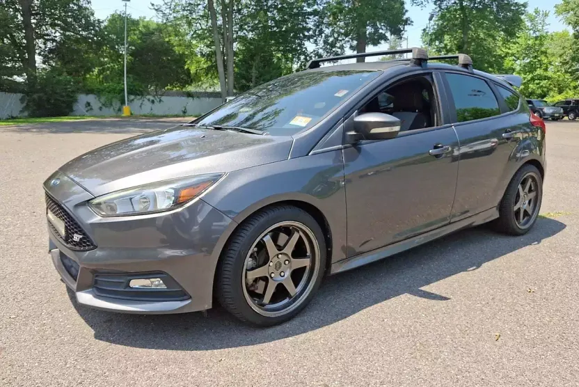 2017 Ford Focus ST photo 1