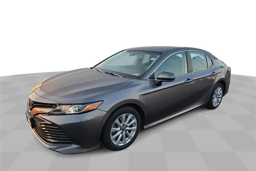 2018 Toyota Camry LE photo 1
