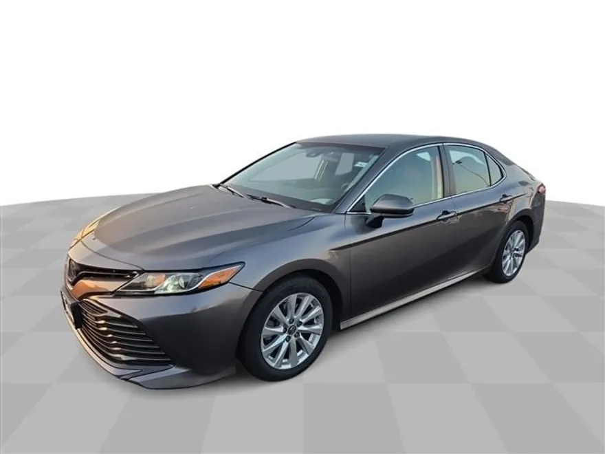 2018 Toyota Camry LE photo 1