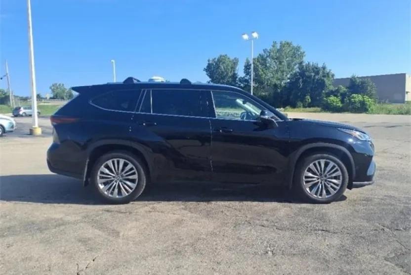 2024 Toyota Highlander Platinum photo 1