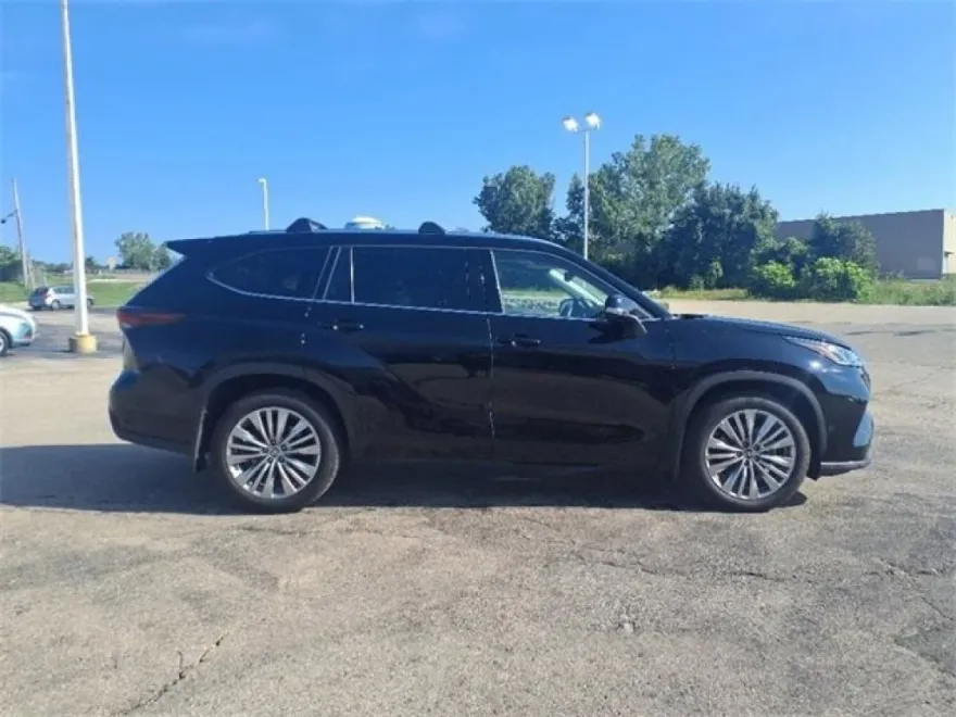 2024 Toyota Highlander Platinum photo 1