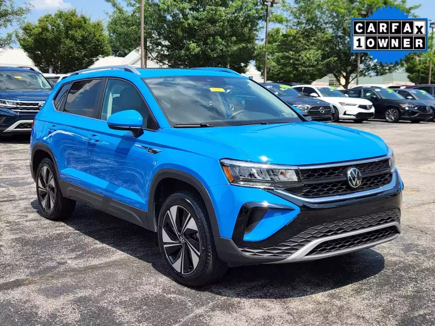 2024 Volkswagen Taos SE photo 1