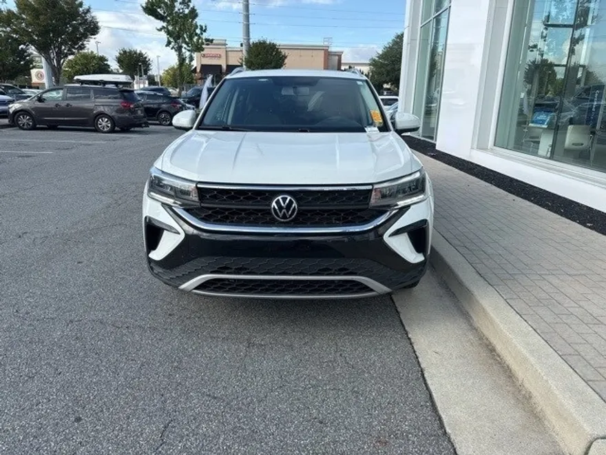 2022 Volkswagen Taos SE photo 1