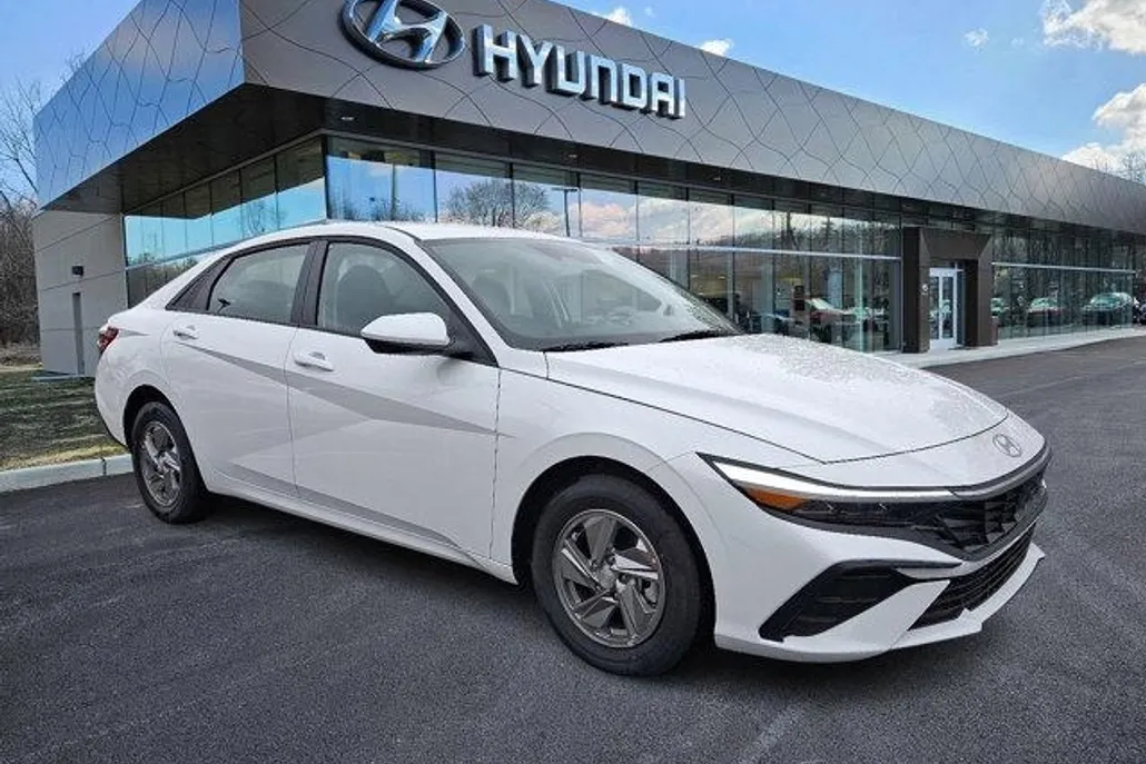 2025 Hyundai Elantra SE photo 1