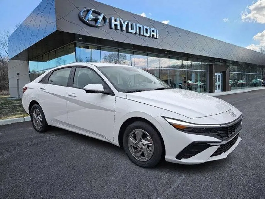 2025 Hyundai Elantra SE photo 1