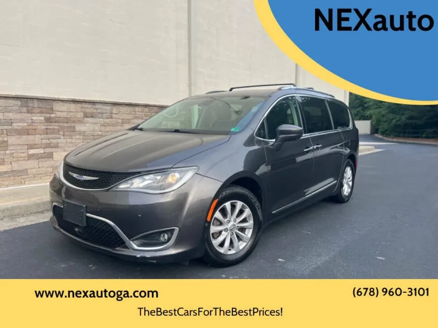 2018 Chrysler Pacifica Touring L photo 1