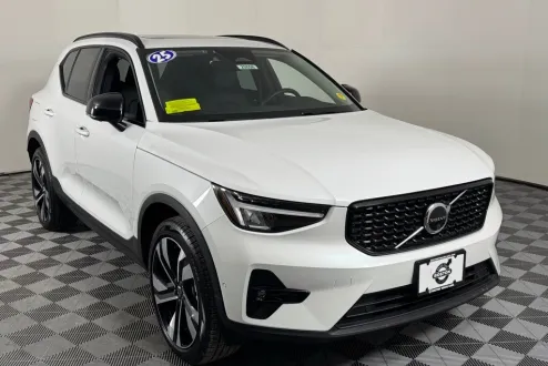 2025 Volvo XC40 Plus photo 3