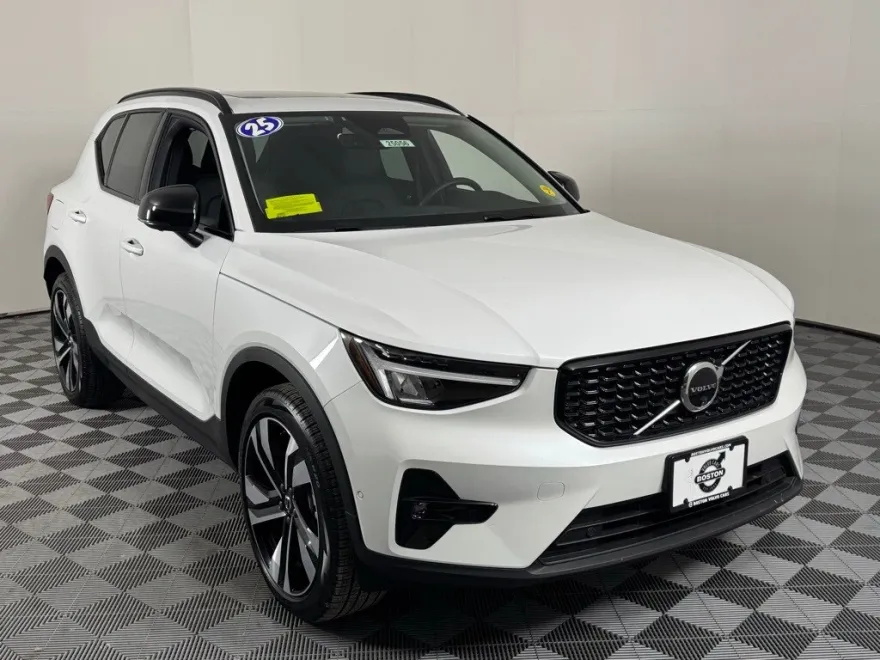 2025 Volvo XC40 Plus photo 3