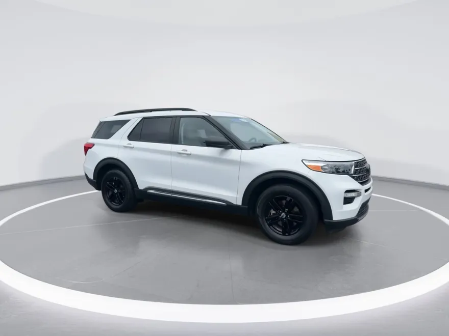 2024 Ford Explorer XLT photo 1