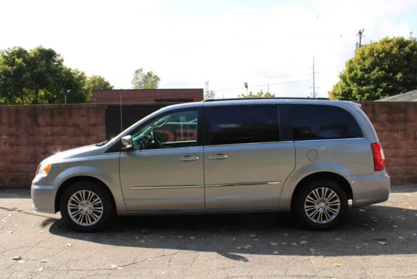 2014 Chrysler Town & Country photo 1