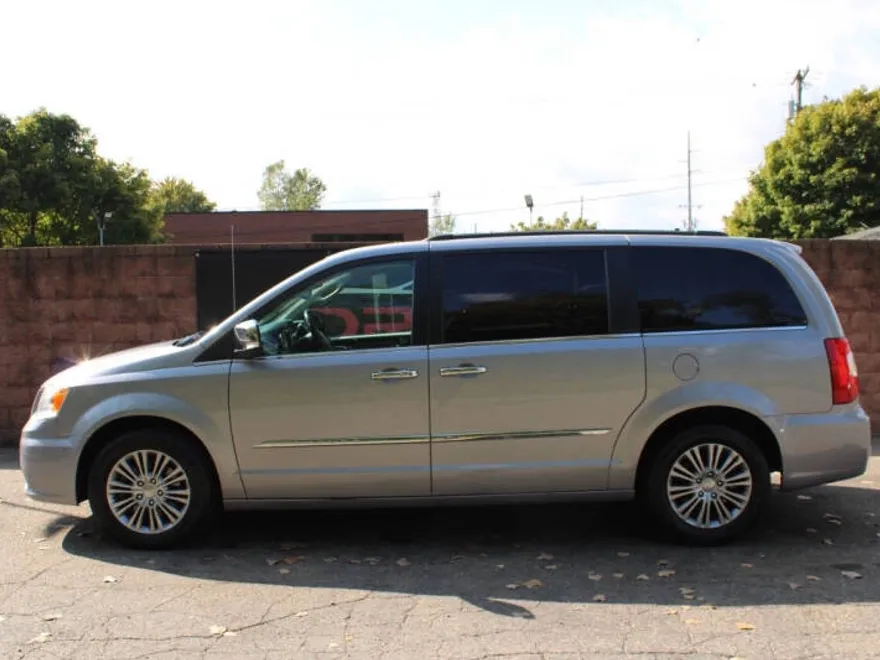 2014 Chrysler Town & Country photo 1