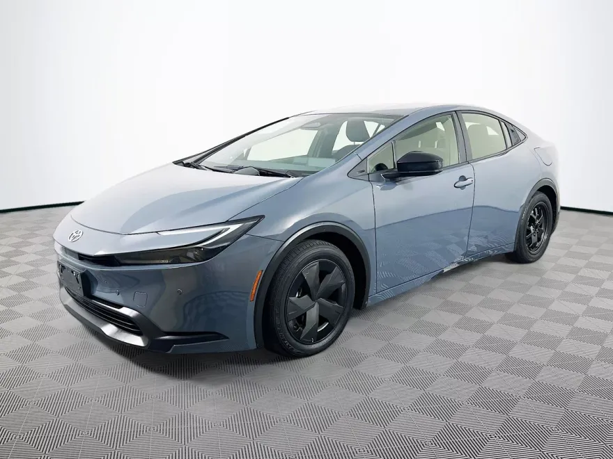 2023 Toyota Prius LE photo 1