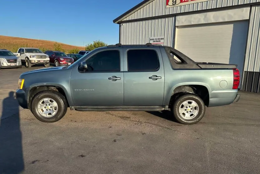 2011 Chevrolet Avalanche LS photo 1