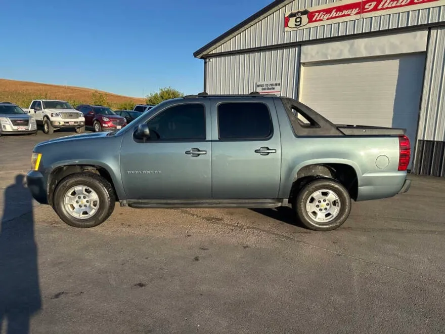 2011 Chevrolet Avalanche LS photo 1