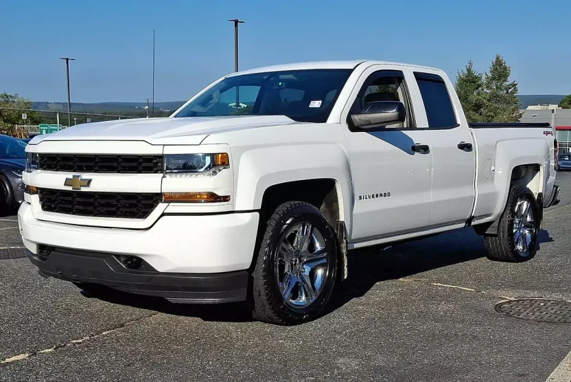 2018 Chevrolet Silverado 1500 Custom photo 1