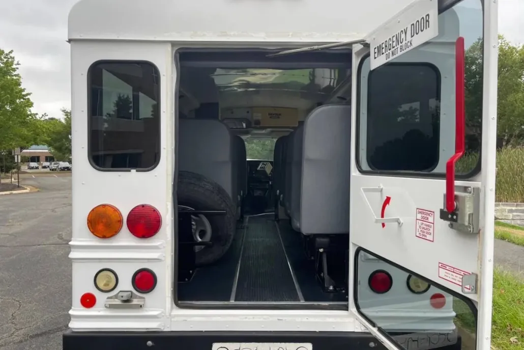 2007 Chevrolet Express Cutaway Van photo 1