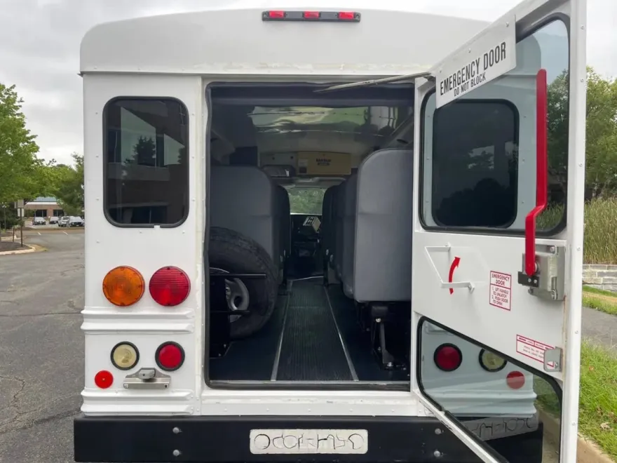 2007 Chevrolet Express Cutaway Van photo 1