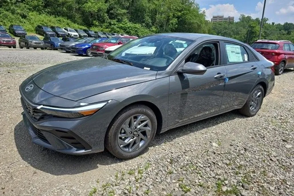 2025 Hyundai Elantra Blue SEL Sport photo 1