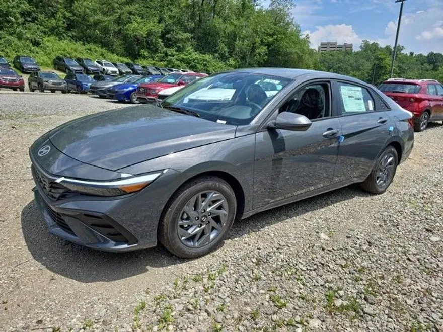 2025 Hyundai Elantra Blue SEL Sport photo 1