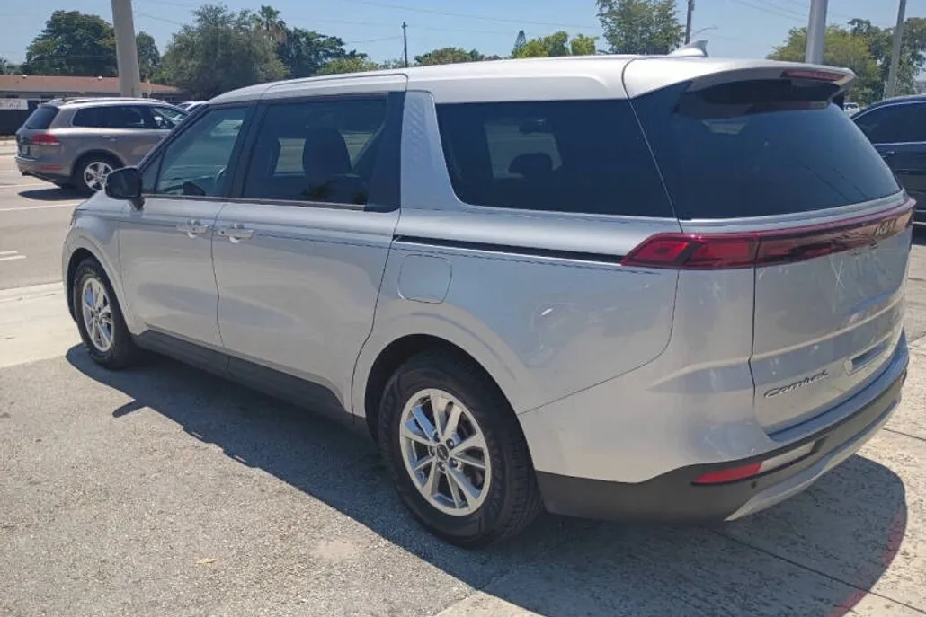 2022 Kia Carnival LX photo 1
