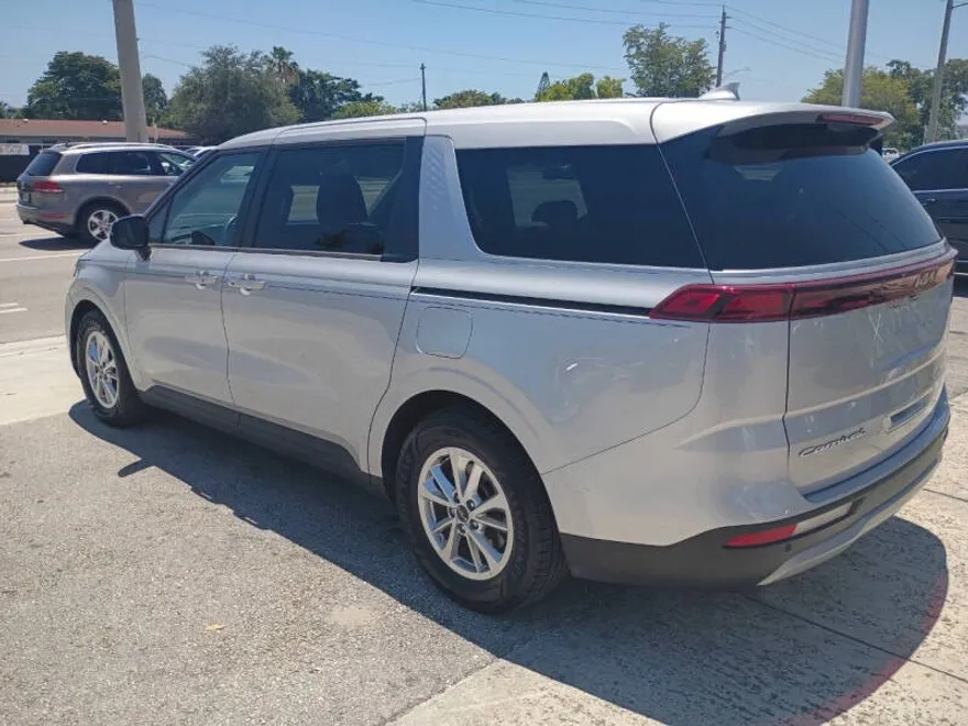 2022 Kia Carnival LX photo 1