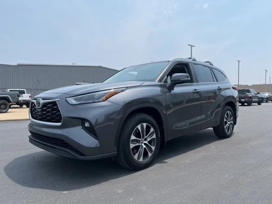 2023 Toyota Highlander L photo 1