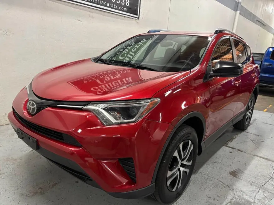 2017 Toyota RAV4 LE photo 1