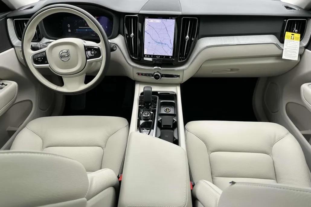 2025 Volvo XC60 B5 Plus photo 1
