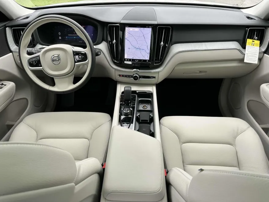 2025 Volvo XC60 B5 Plus photo 1