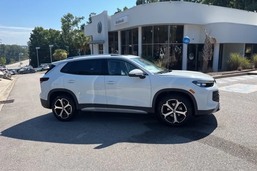 2025 Volkswagen Tiguan SE photo 1