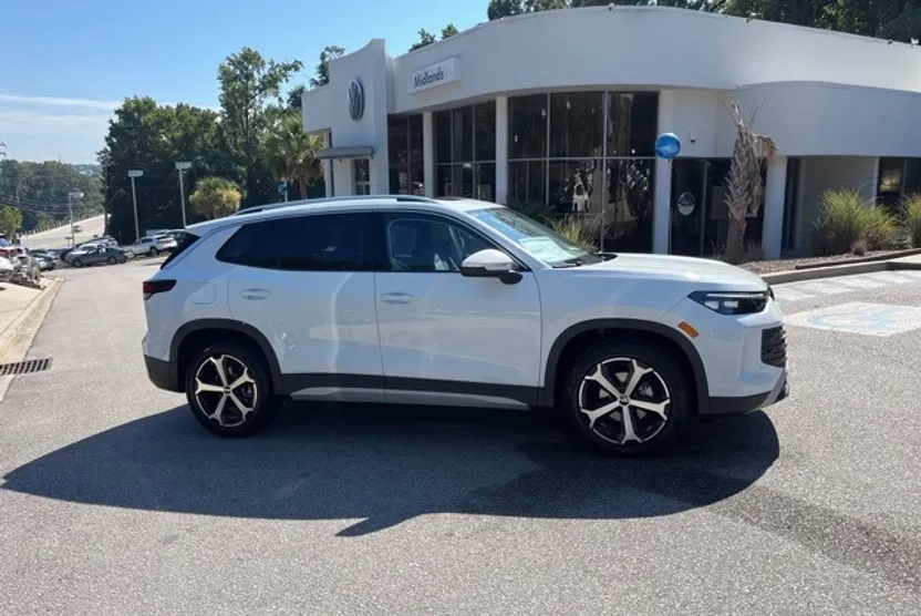 2025 Volkswagen Tiguan SE photo 1