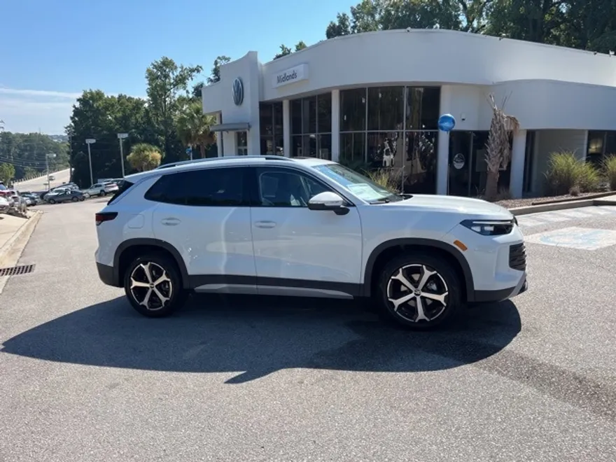 2025 Volkswagen Tiguan SE photo 1