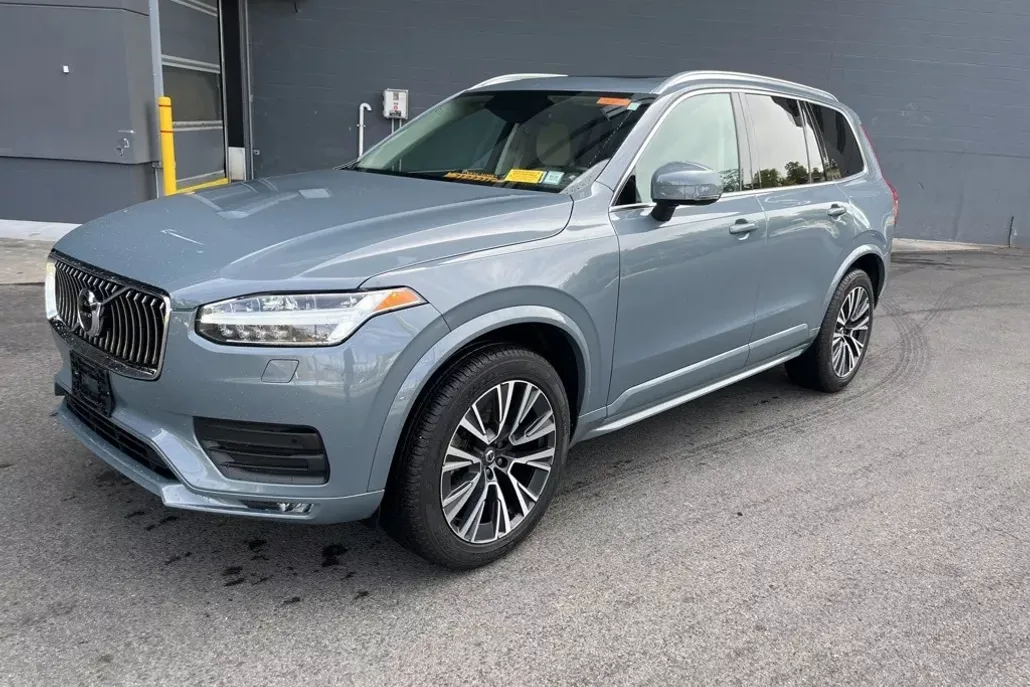 2022 Volvo XC90 T6 AWD Momentum photo 1