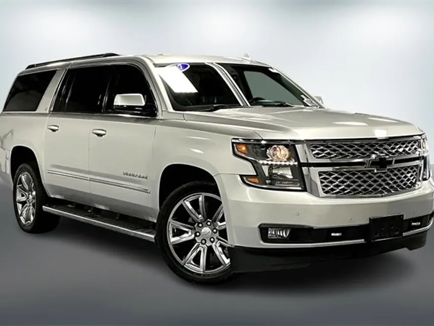 2017 Chevrolet Suburban LT photo 1