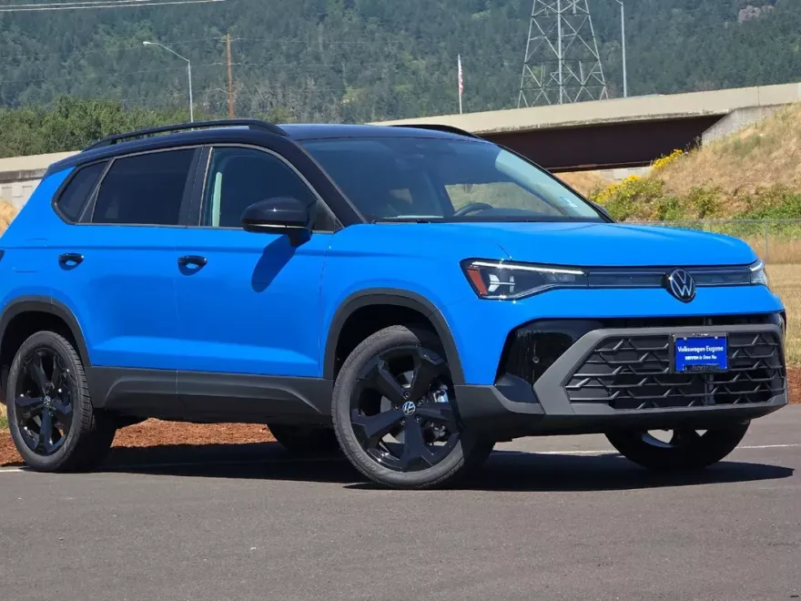2025 Volkswagen Taos SE photo 1