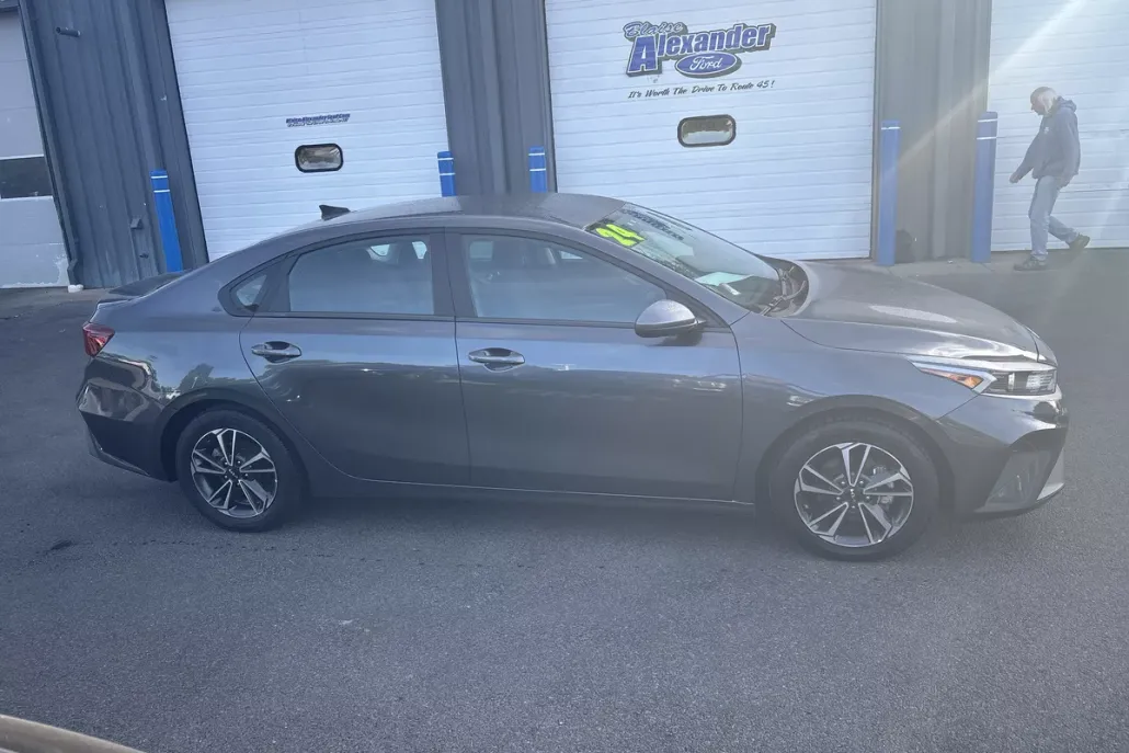 2024 Kia Forte LXS photo 1