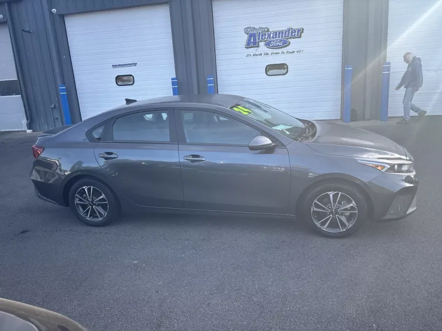 2024 Kia Forte LXS photo 1