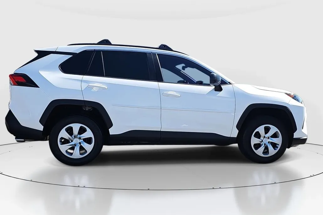2020 Toyota RAV4 LE photo 1