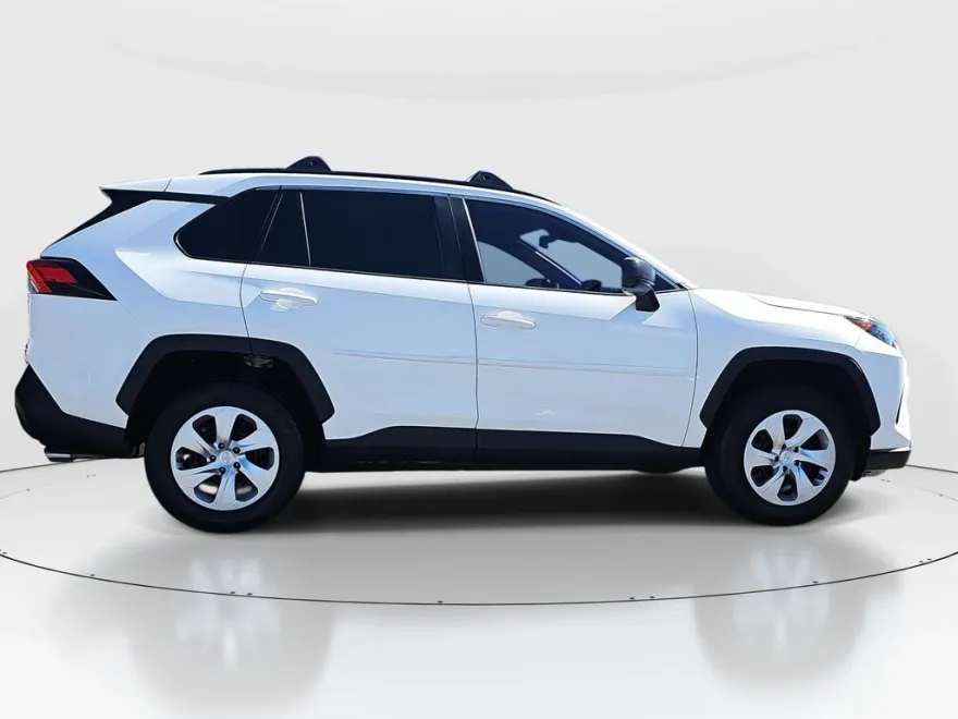 2020 Toyota RAV4 LE photo 1