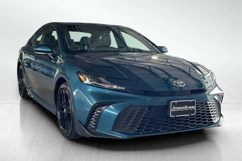2025 Toyota Camry Hybrid LE photo 1