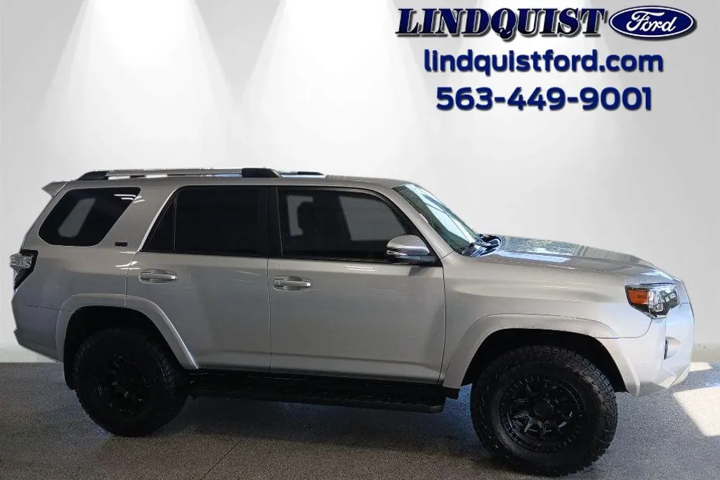 2020 Toyota 4Runner SR5 photo 1