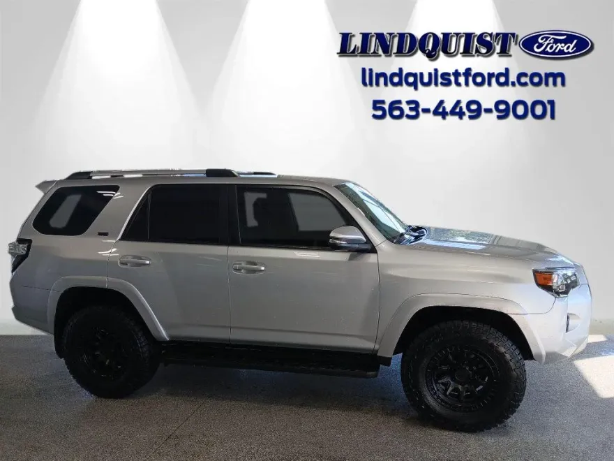 2020 Toyota 4Runner SR5 photo 1