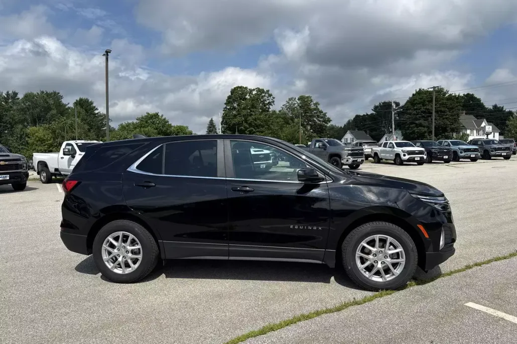 2024 Chevrolet Equinox LT photo 1