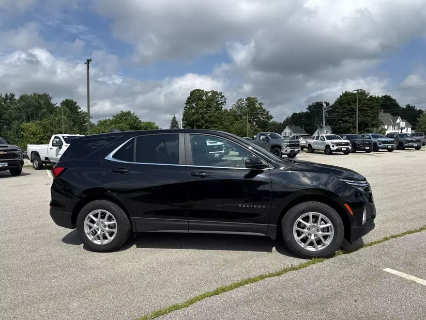 2024 Chevrolet Equinox LT photo 1