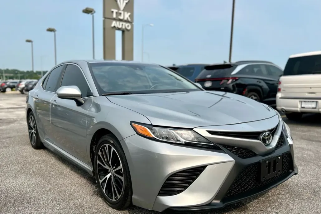 2020 Toyota Camry SE photo 1