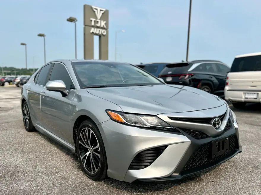 2020 Toyota Camry SE photo 1